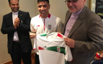 پیراهن تیم ملی فوتسال به سفیر ایران در قرقیزستان اهدا شد